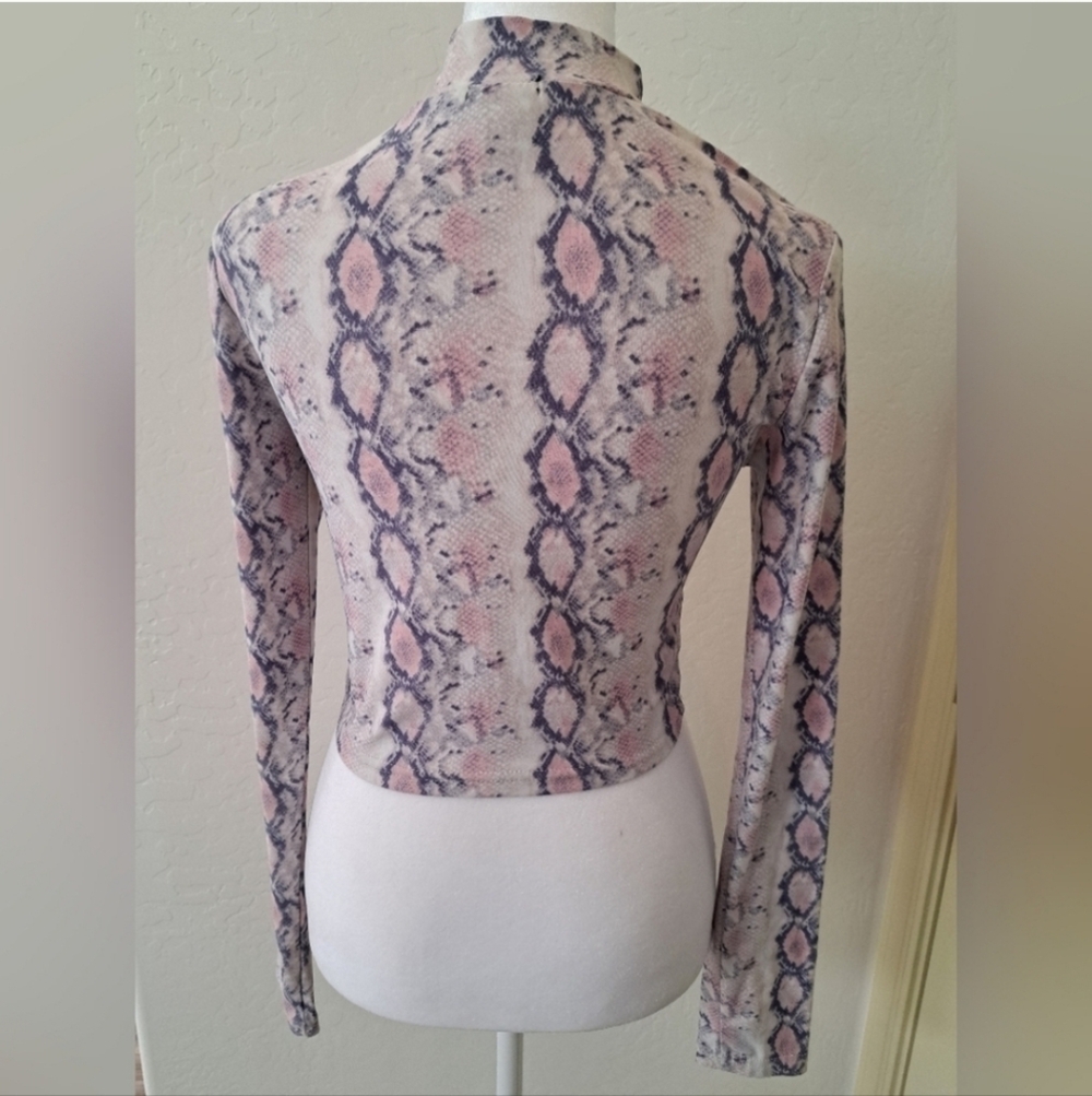 Rue21 Women's Snake Print Cut-Out Top Size Medium - Picture 3 of 9